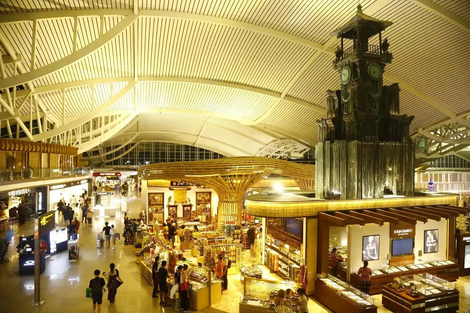 Area komersial di terminal internasional Bandara Ngurah Rai, Bali