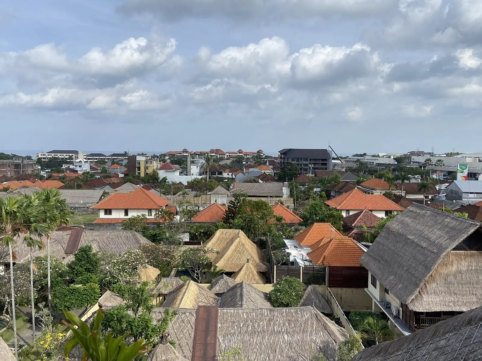 Pemandangan atap rumah dan pepohonan di Seminyak, Bali
