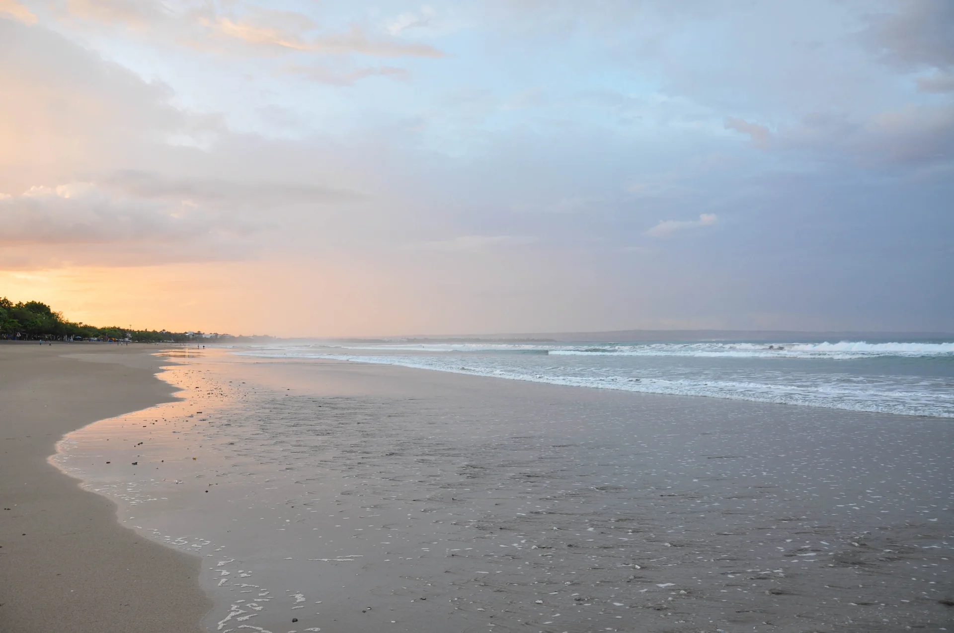 Pantai Bali saat matahari terbit