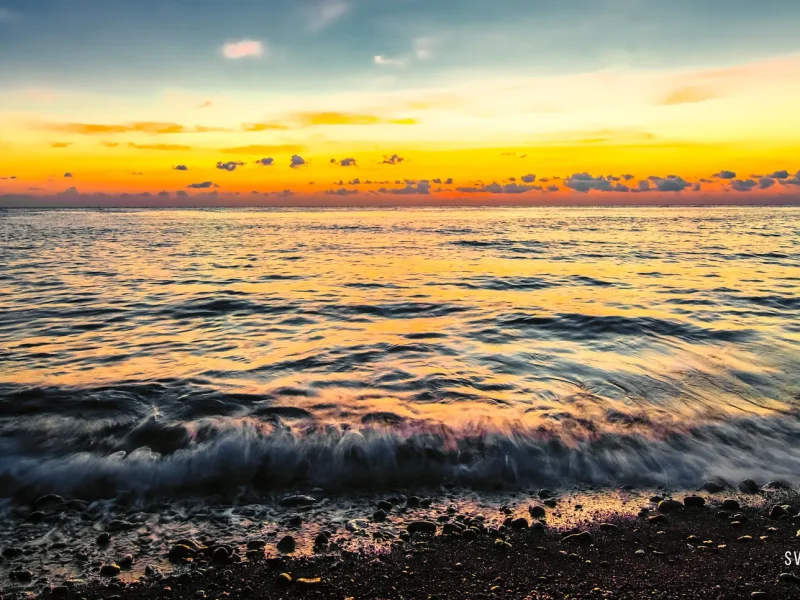Ombak dan langit senja di pantai Bali