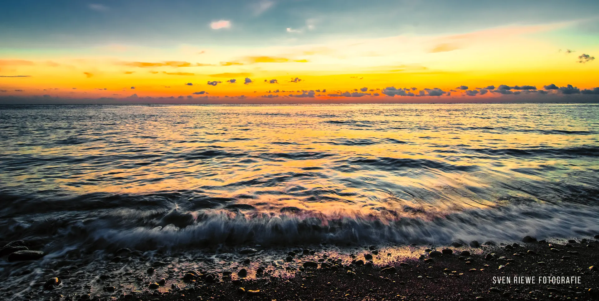 Ombak dan langit senja di pantai Bali