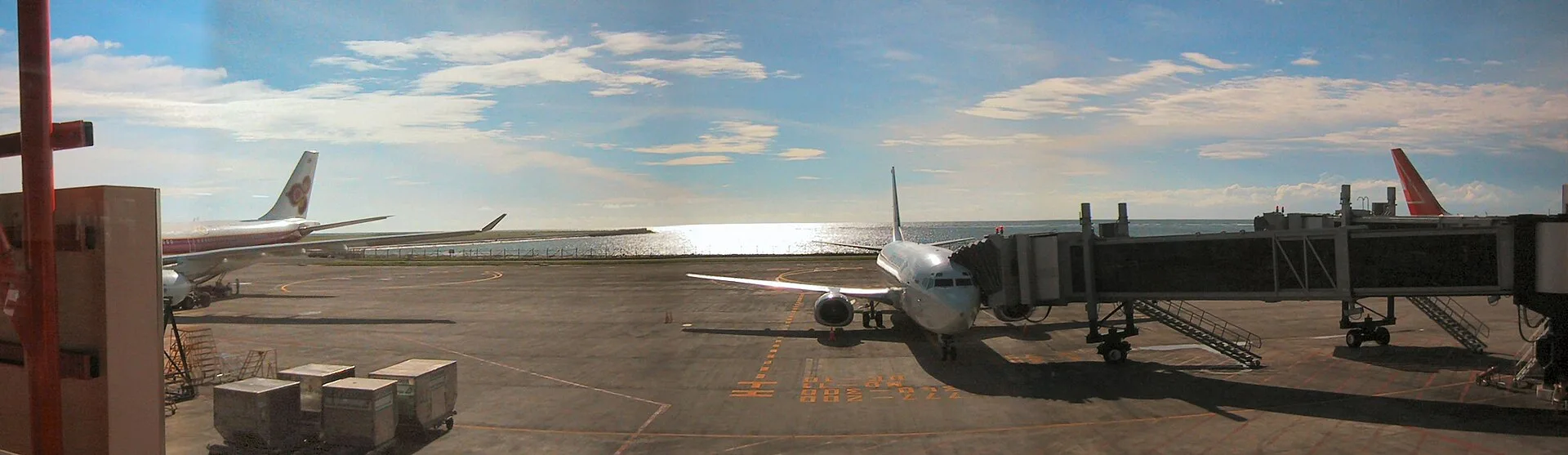 Apron Bandara Internasional Ngurah Rai, Bali, dengan pesawat yang sedang parkir