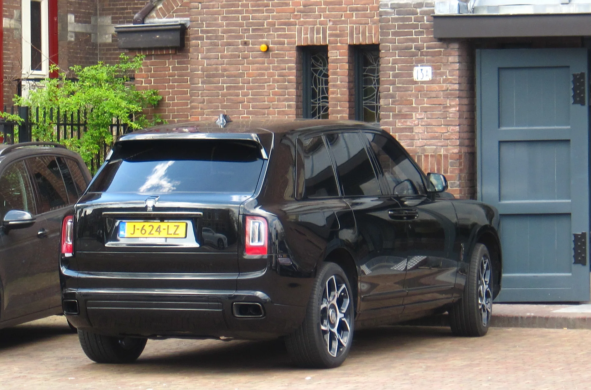 Rolls-Royce Cullinan Black Badge tampak belakang — foto ilustrasi model