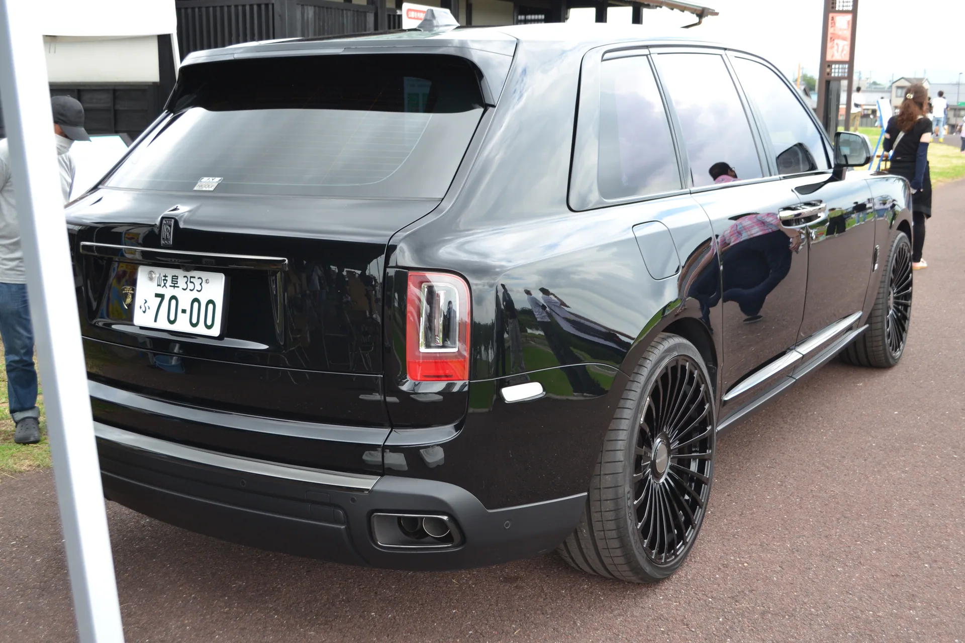 Rolls-Royce Cullinan Black Badge hitam tampak belakang — foto ilustrasi model