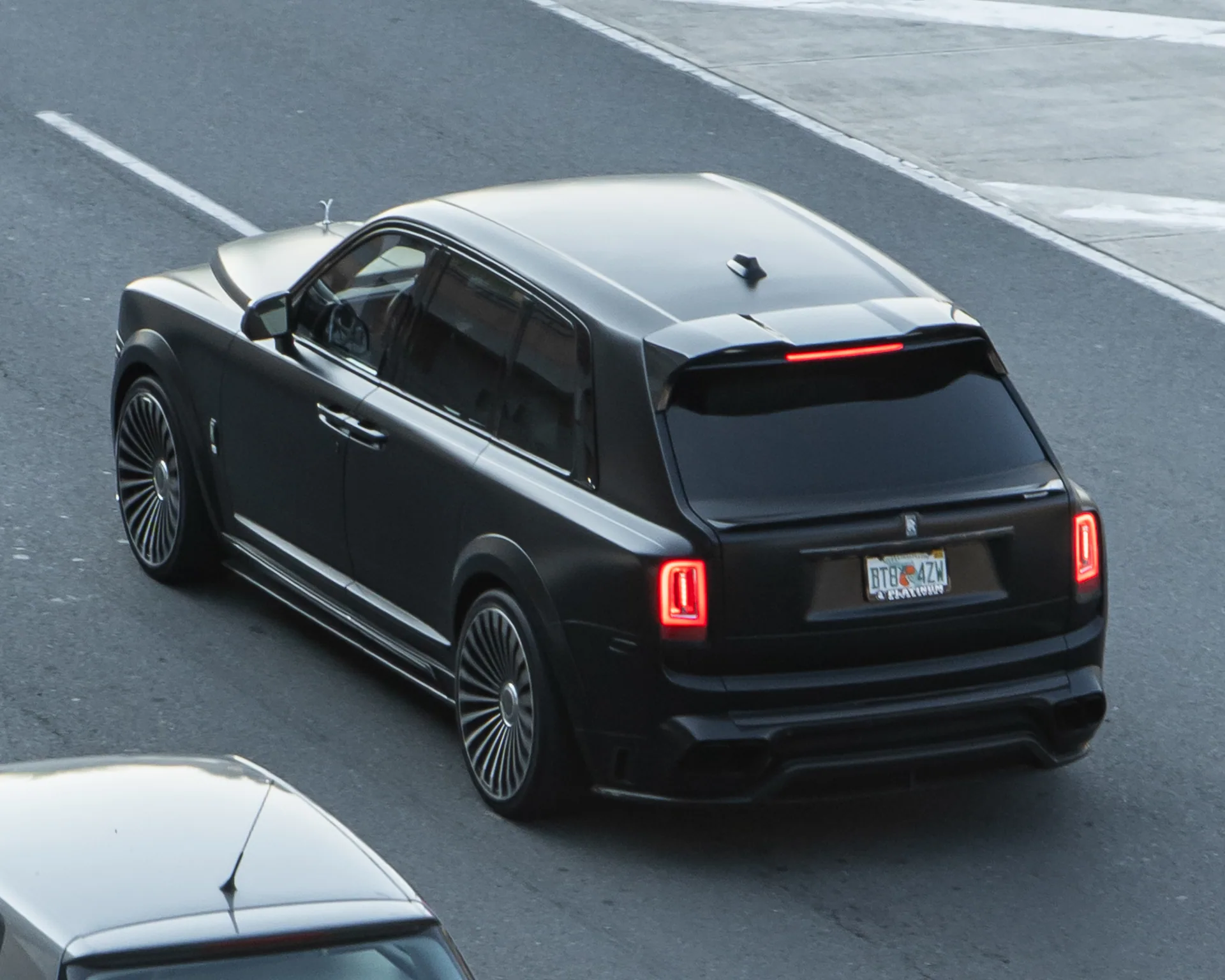 Rolls-Royce Cullinan tampak belakang tiga perempat — foto ilustrasi model