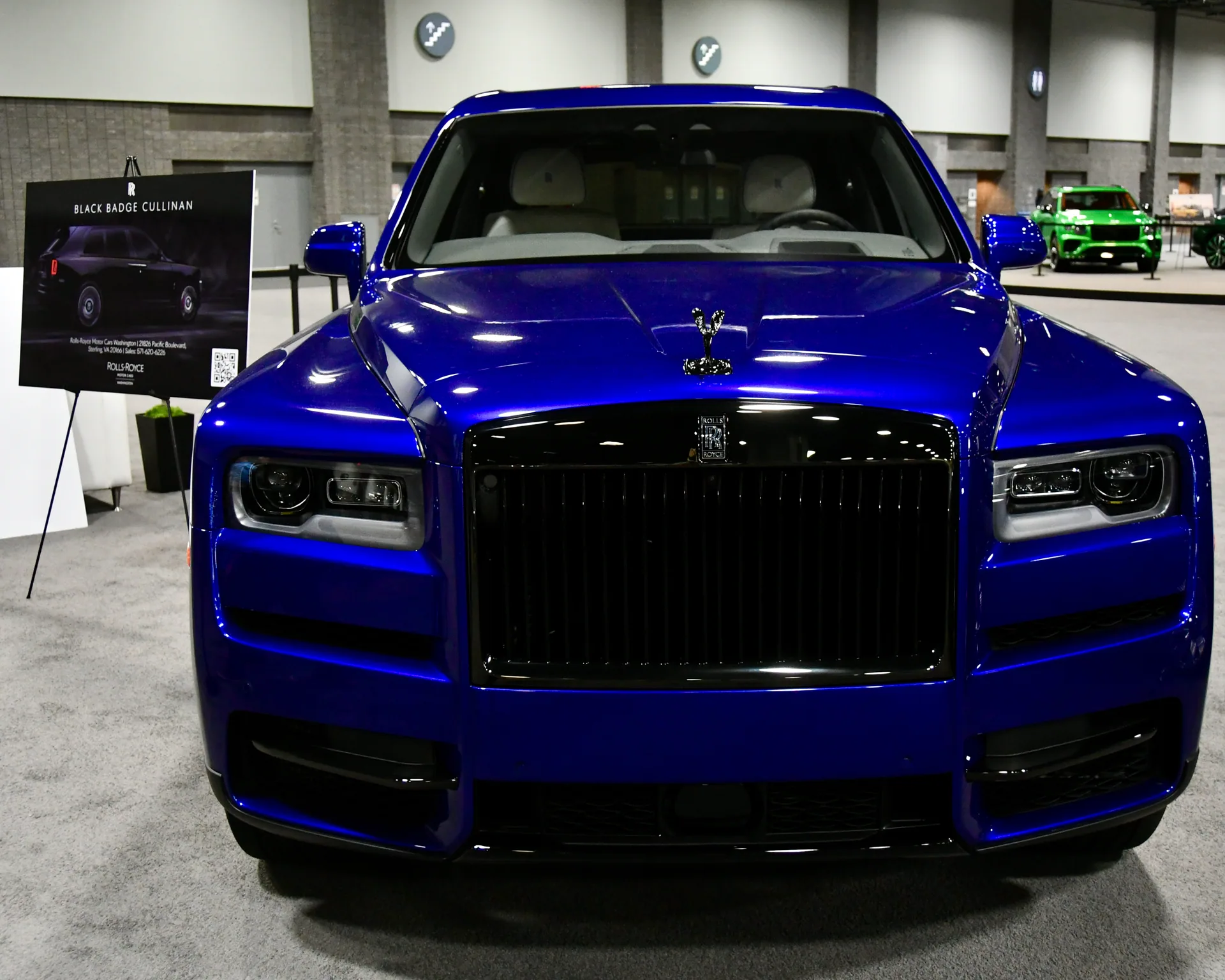 Rolls-Royce Cullinan Black Badge warna biru tua tampak depan — foto ilustrasi model