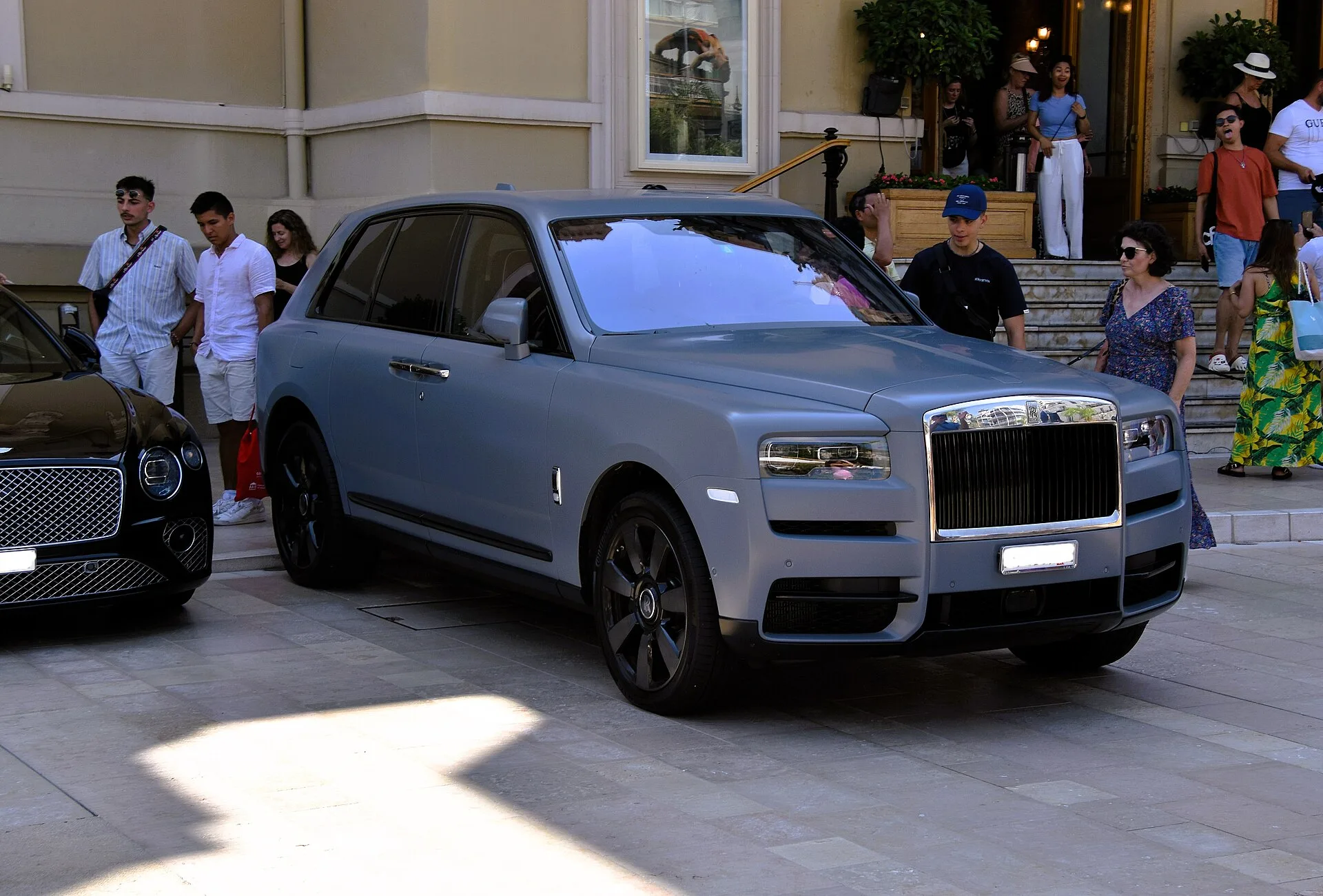Rolls-Royce Cullinan berwarna biru muda berhenti di depan sebuah bangunan