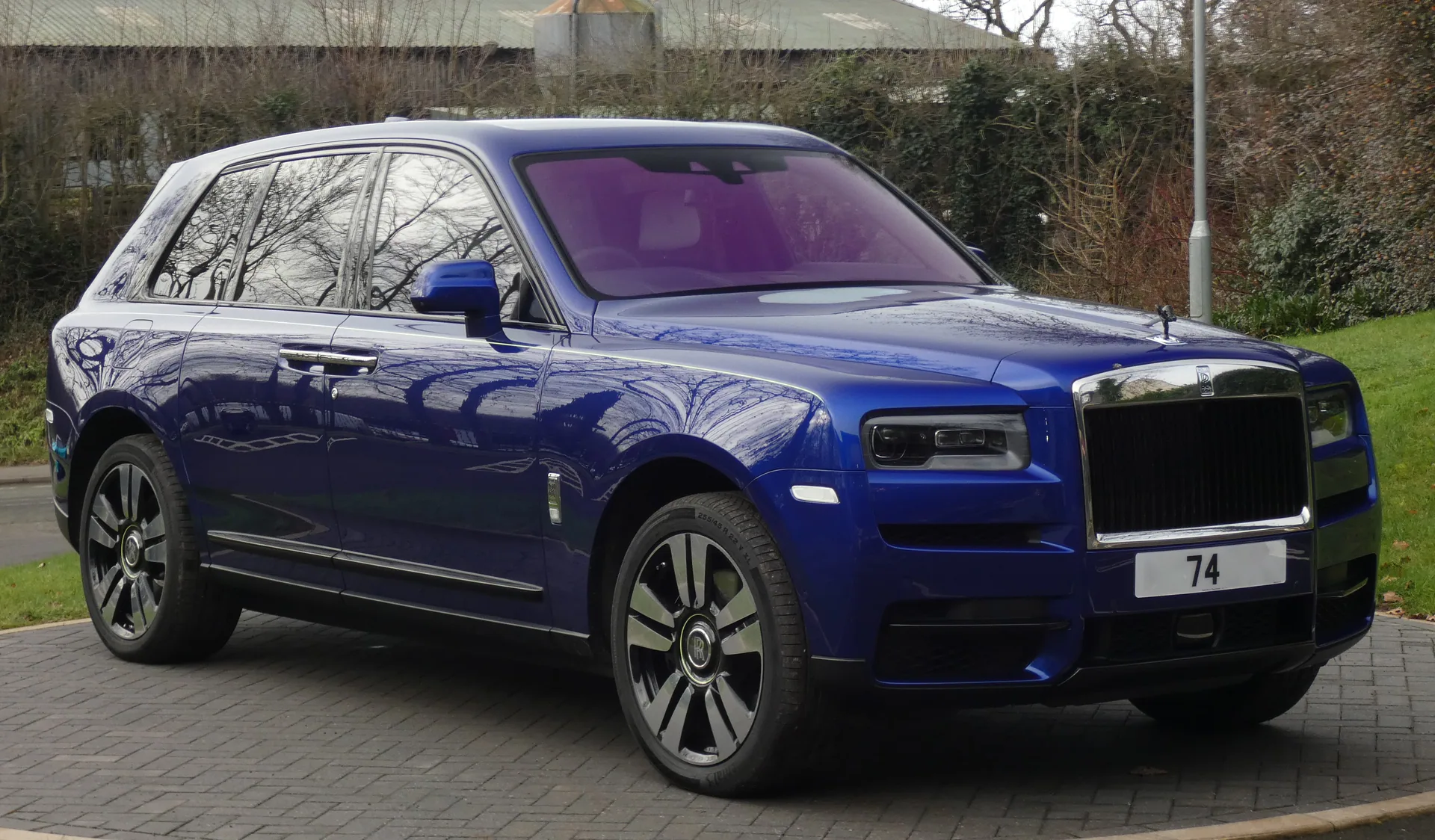 Rolls-Royce Cullinan tampak depan tiga perempat — foto ilustrasi model