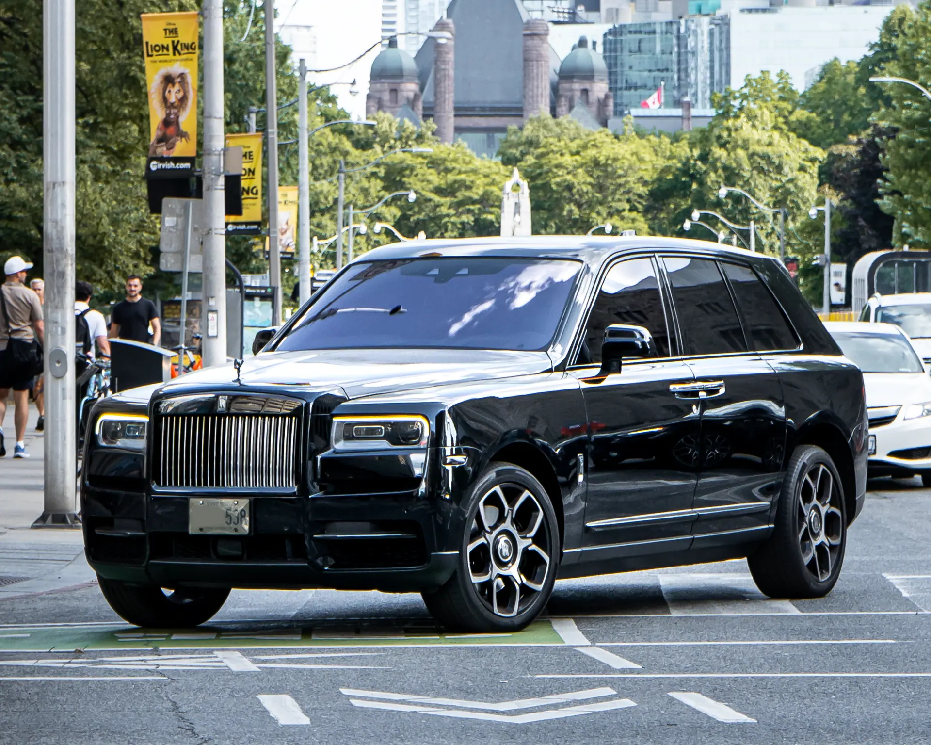 Rolls-Royce Cullinan Black Badge tampak depan — foto ilustrasi model