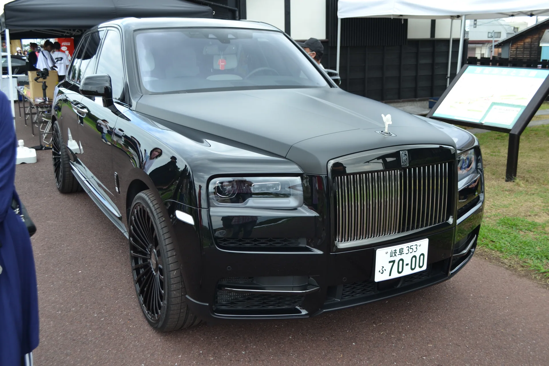 Rolls-Royce Cullinan Black Badge hitam tampak depan — foto ilustrasi model