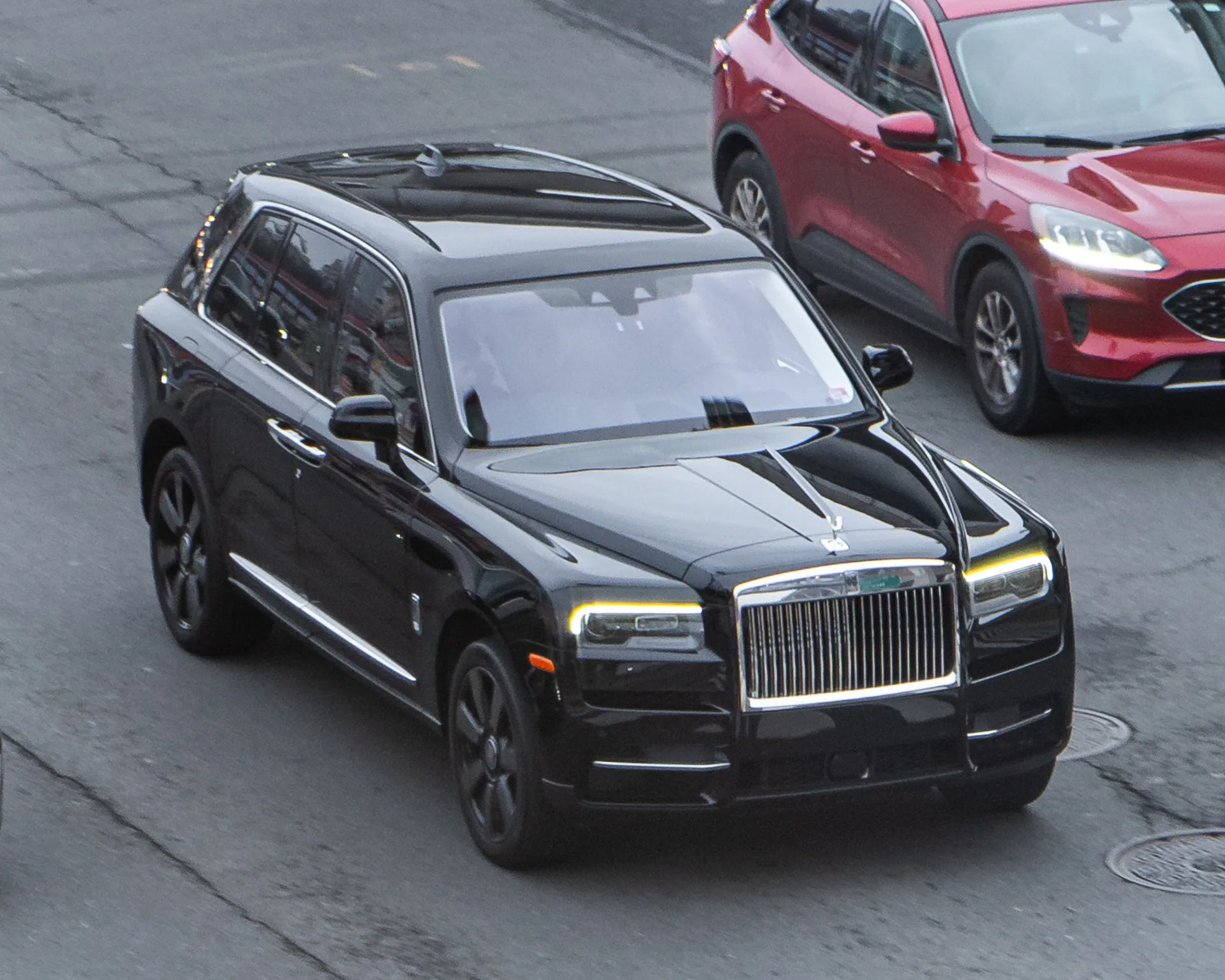 Rolls-Royce Cullinan di jalan kota — foto ilustrasi model