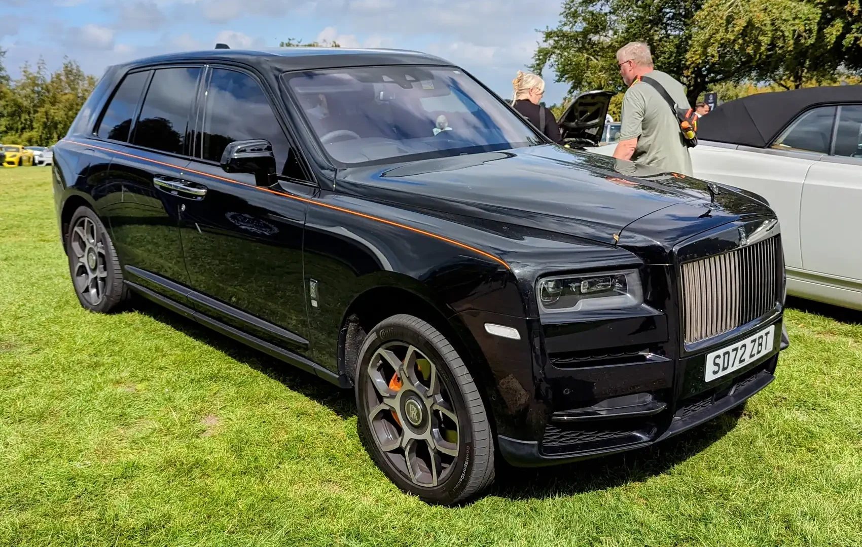 Rolls-Royce Cullinan Black Badge tampak depan tiga perempat — foto ilustrasi model