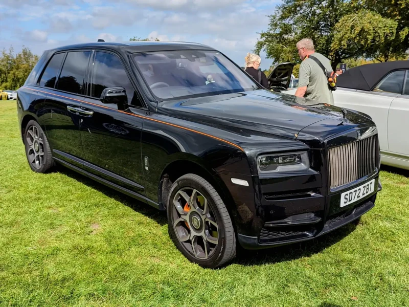 Rolls-Royce Cullinan Black Badge tampak depan tiga perempat — foto ilustrasi model