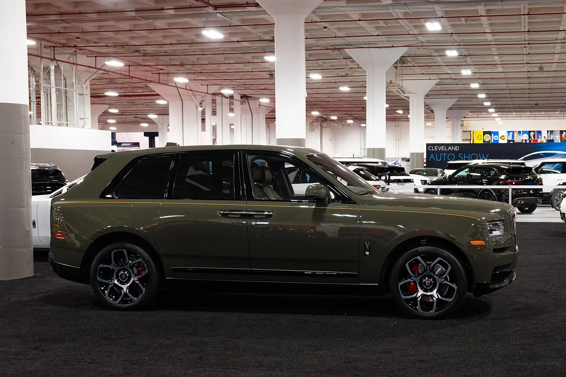 Rolls-Royce Cullinan berwarna hijau zaitun di lantai pameran otomotif