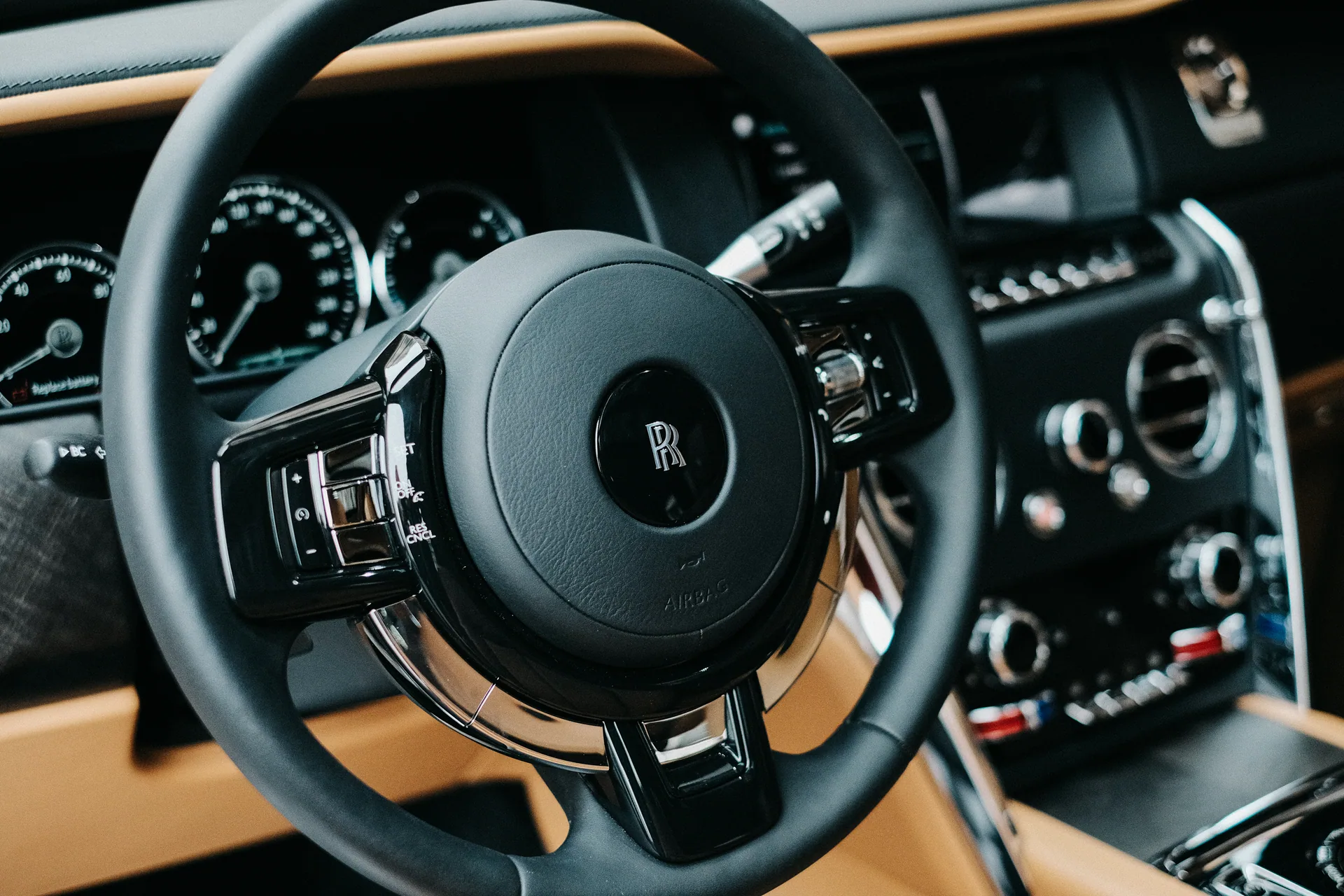 Interior Rolls-Royce Cullinan: setir dan dasbor — foto ilustrasi model