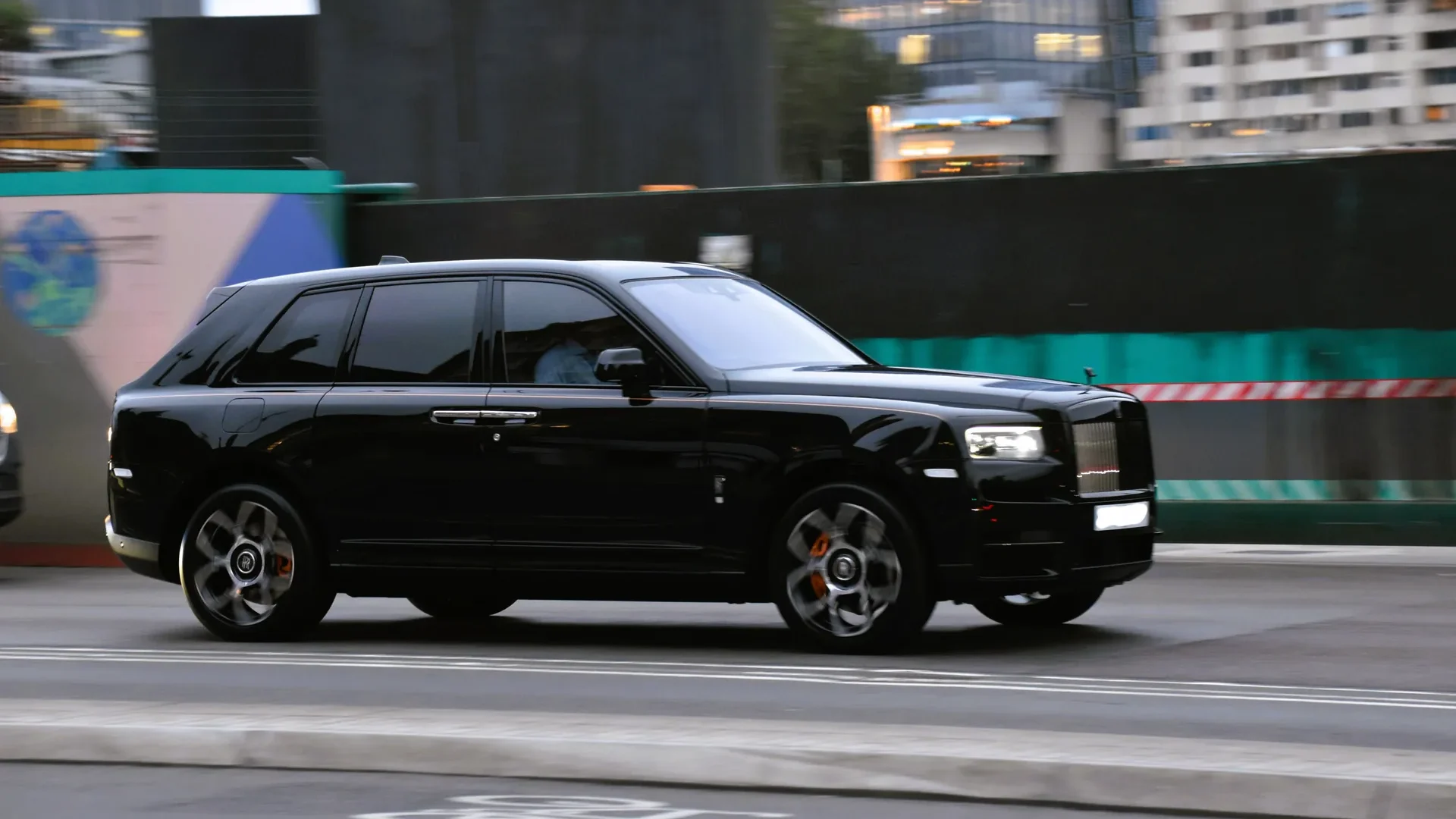 Rolls-Royce Cullinan di jalan kota, tampak depan tiga perempat — foto ilustrasi model