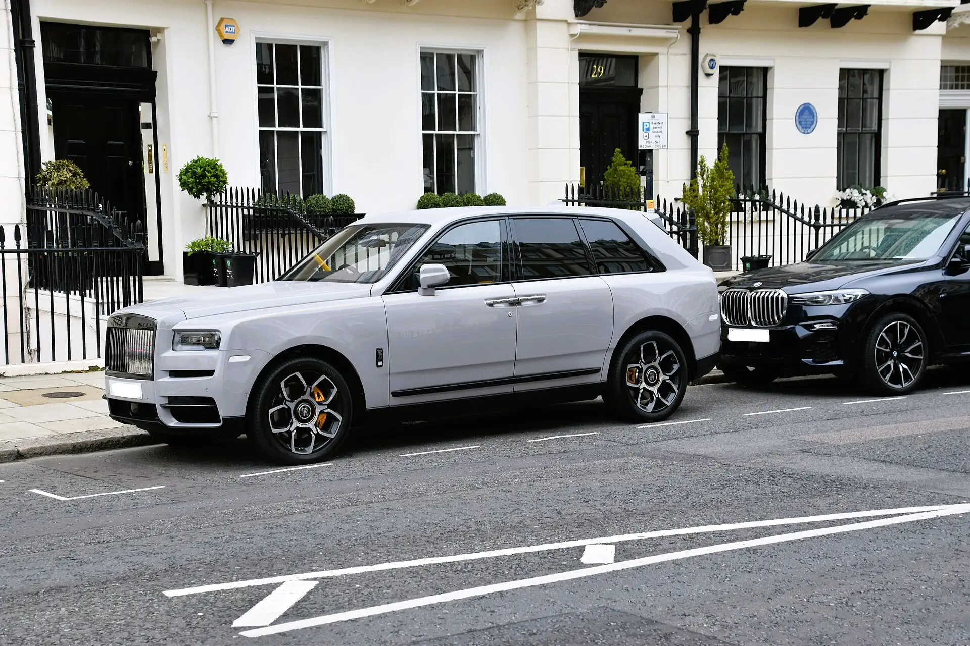 Tampak samping Rolls-Royce Cullinan berwarna putih di tepi jalan