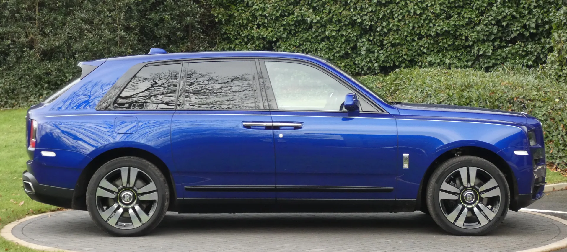 Rolls-Royce Cullinan tampak samping — foto ilustrasi model