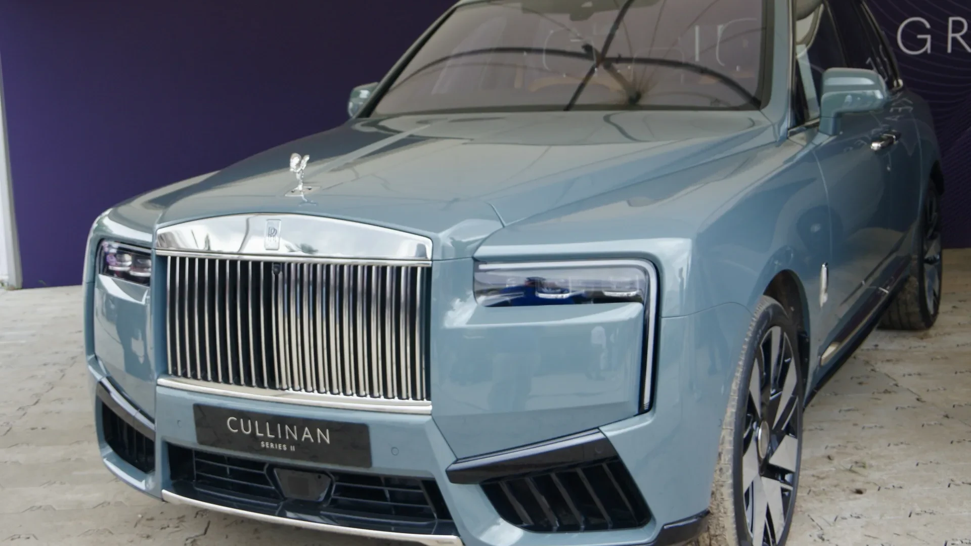 Rolls-Royce Cullinan Series II tampak depan — foto ilustrasi model