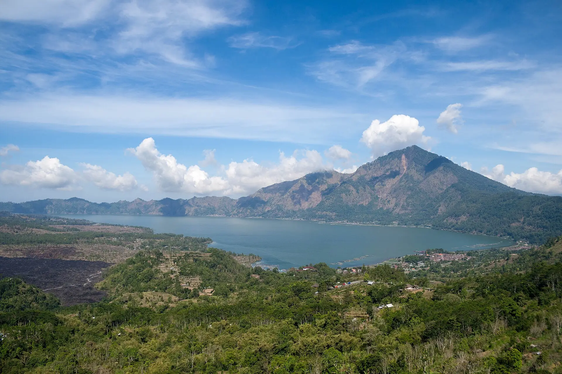 Danau Batur dengan Gunung Abang di latar belakang