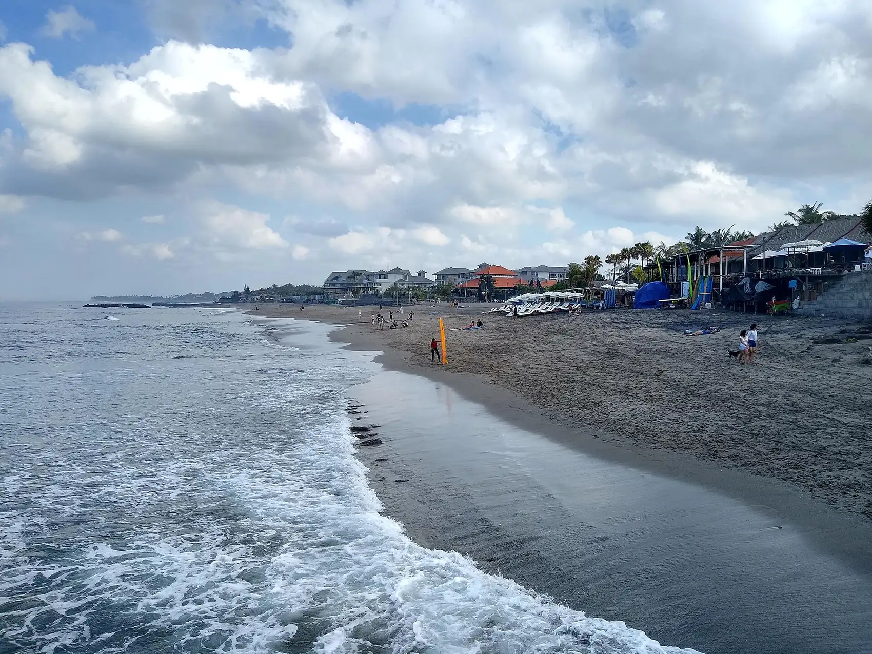 Garis pantai Canggu dengan bangunan di kejauhan
