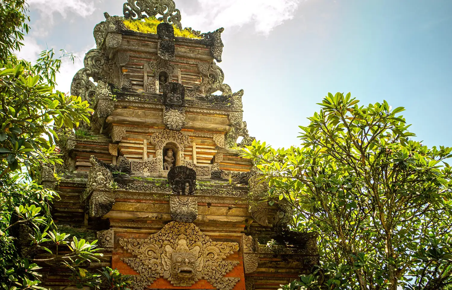Gerbang batu berukir Puri Ubud, Bali