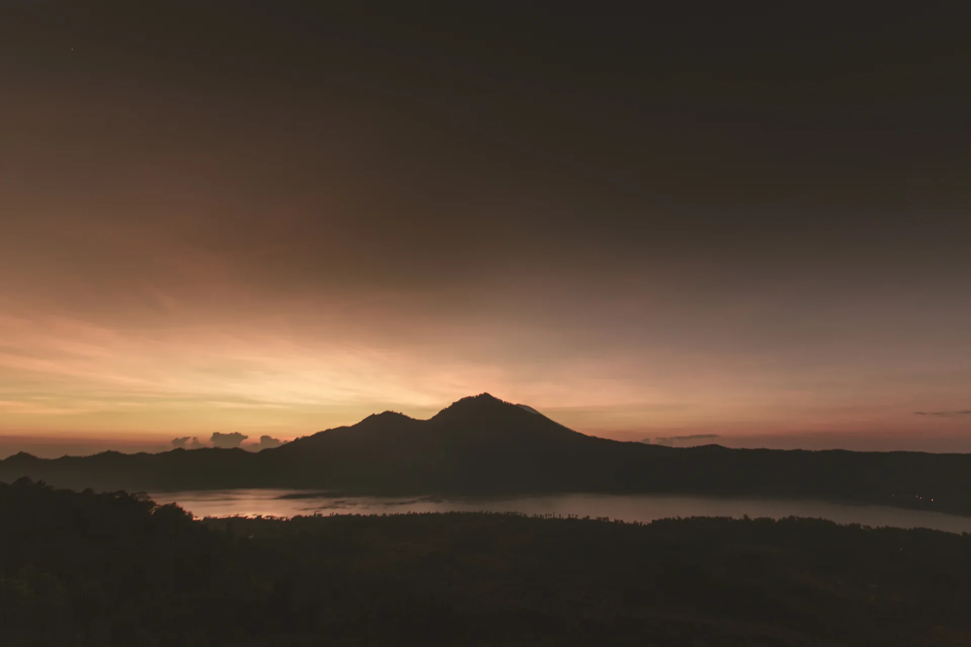 Gunung Agung saat fajar, Bali