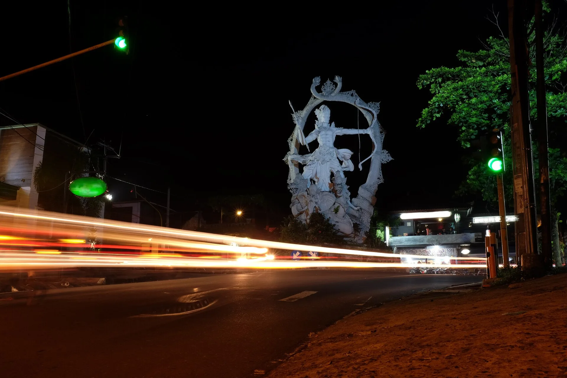 Jalan raya di Denpasar pada malam hari dengan jejak lampu kendaraan