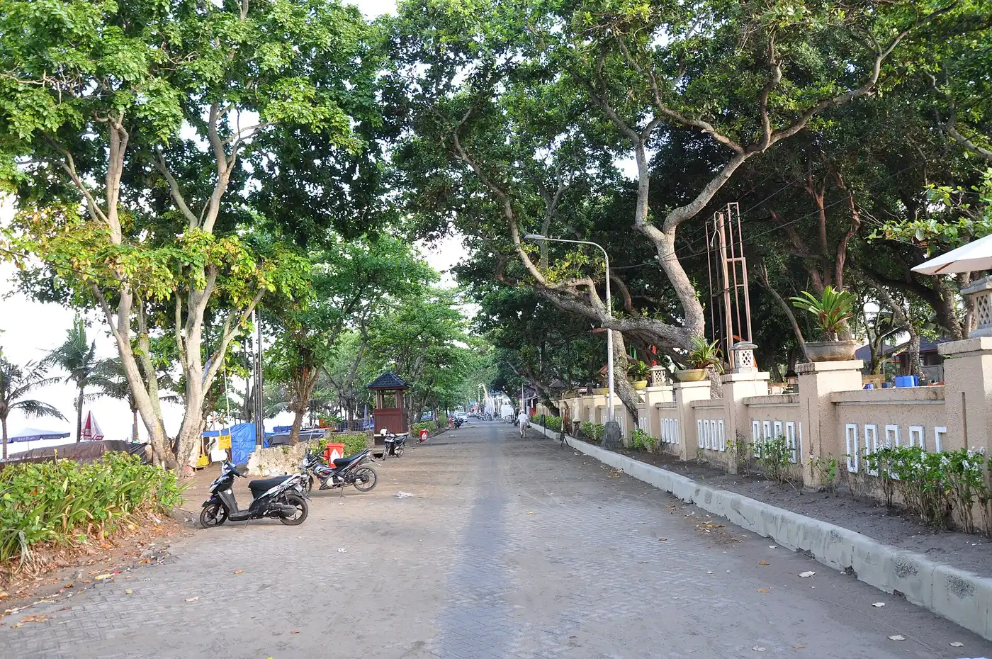 Ruas Jalan Pantai di Bali yang lengang pada siang hari