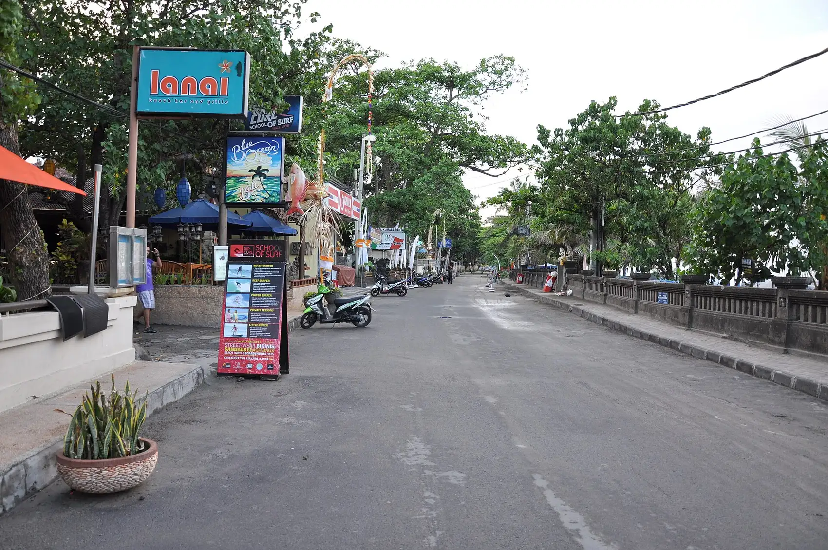 Jalan Pantai di Bali dengan deretan pertokoan di kiri dan kanan