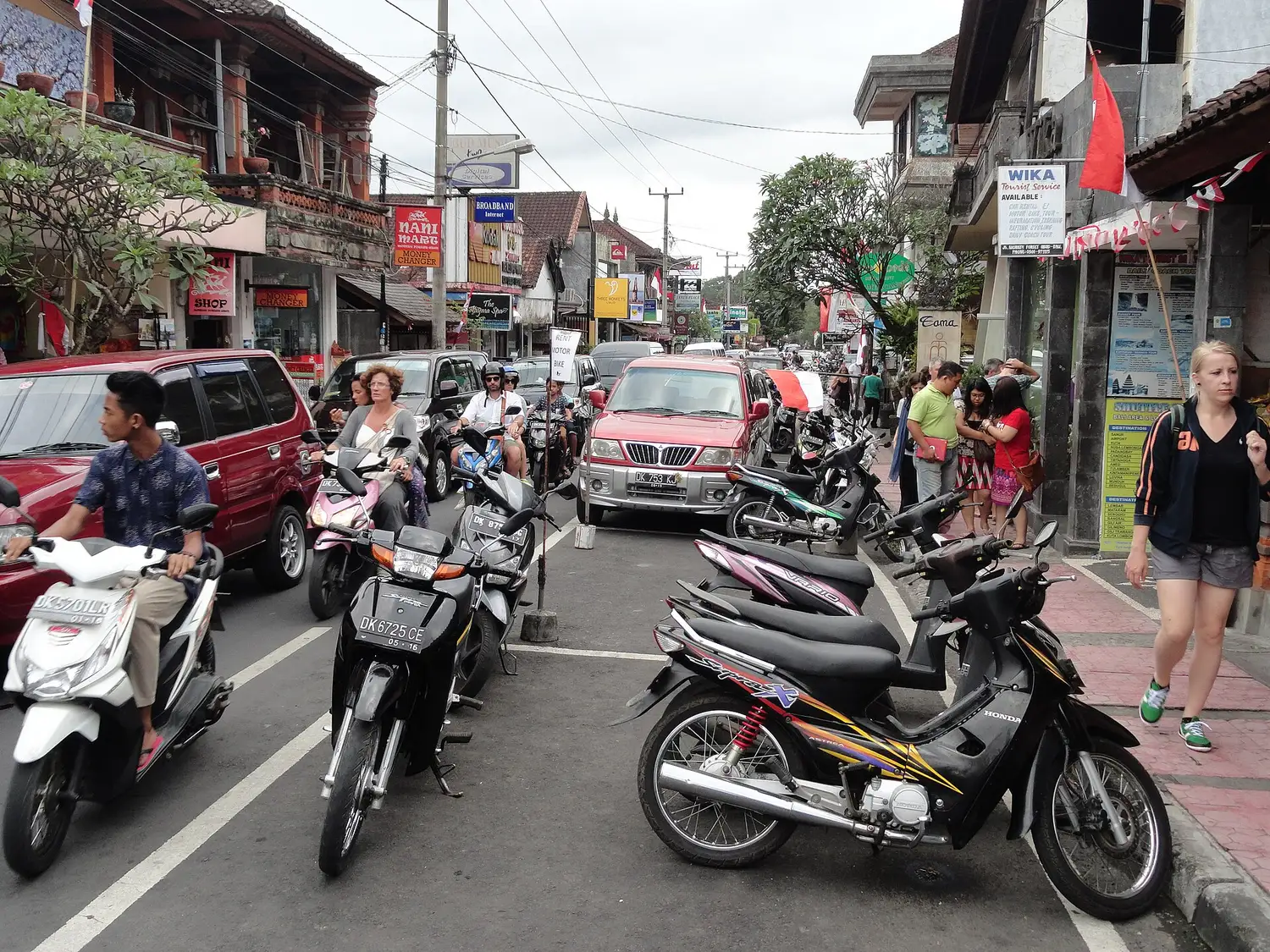 Lalu lintas padat sepeda motor di Jalan Monkey Forest, Ubud