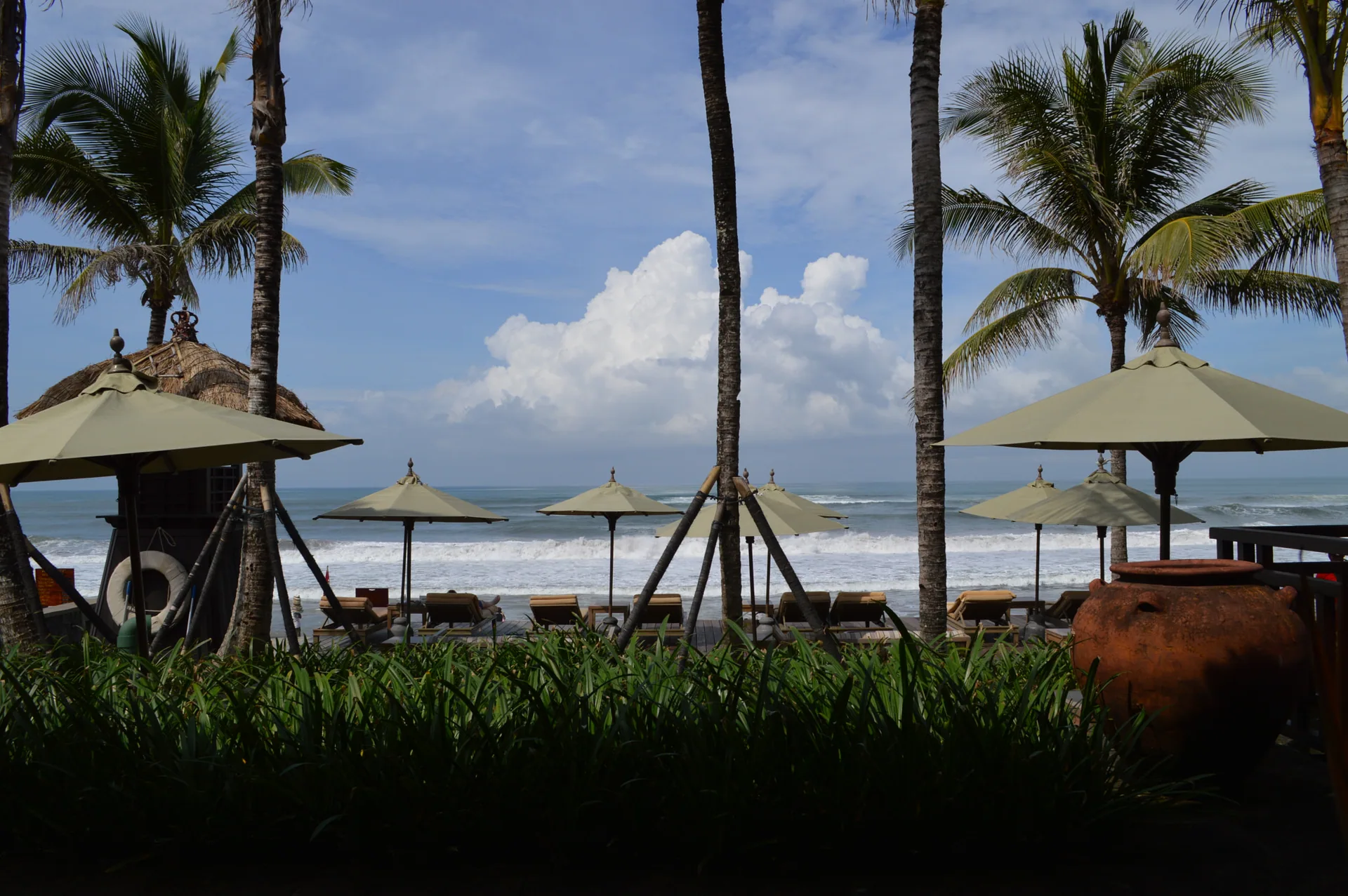 Pantai Legian–Seminyak, Bali, di siang hari