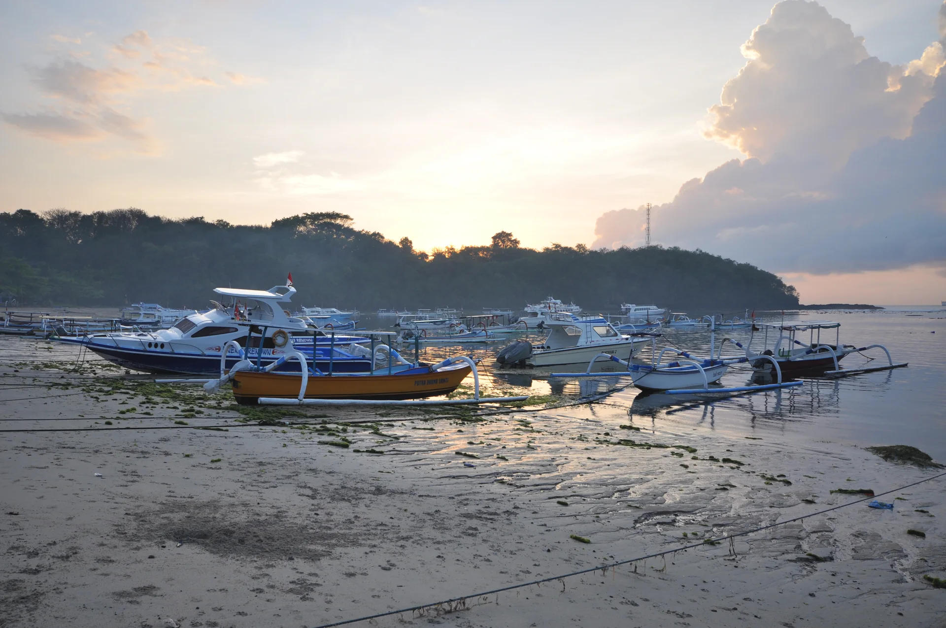 Perahu nelayan di Padangbai saat fajar, Bali