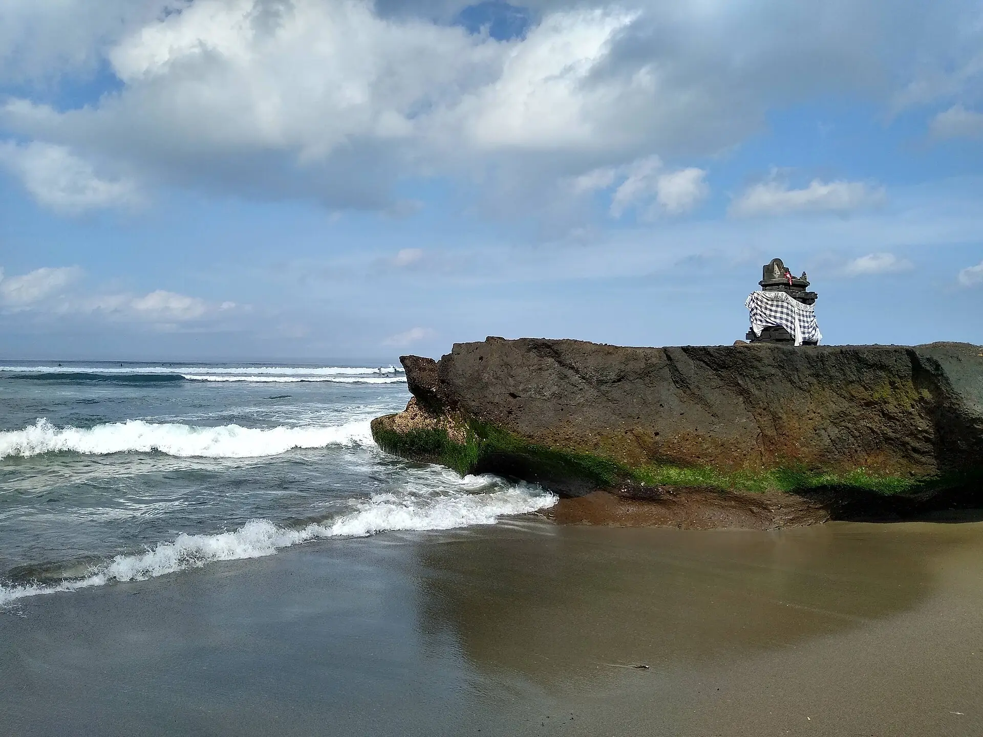 Pantai berbatu di Canggu dengan pura kecil di atas karang
