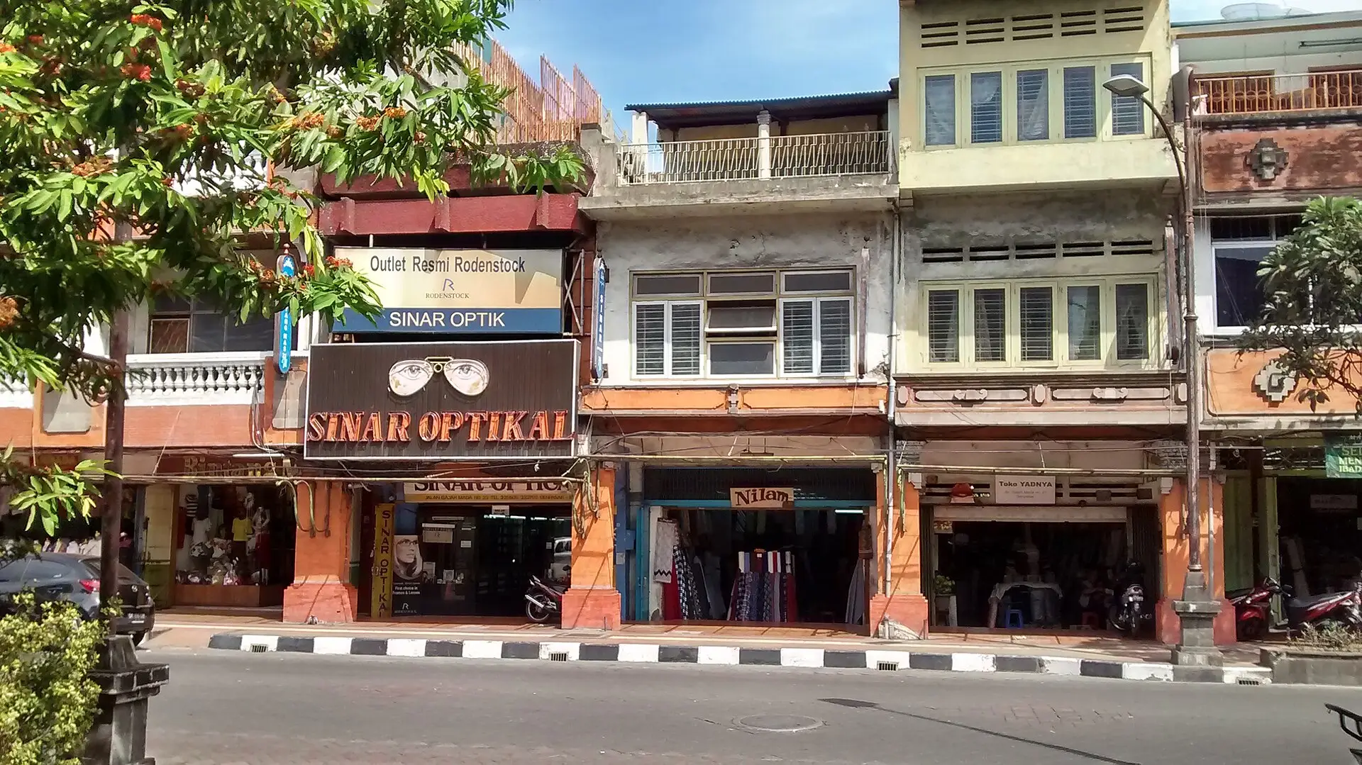 Deretan pertokoan tua di pusat kota Denpasar, Bali