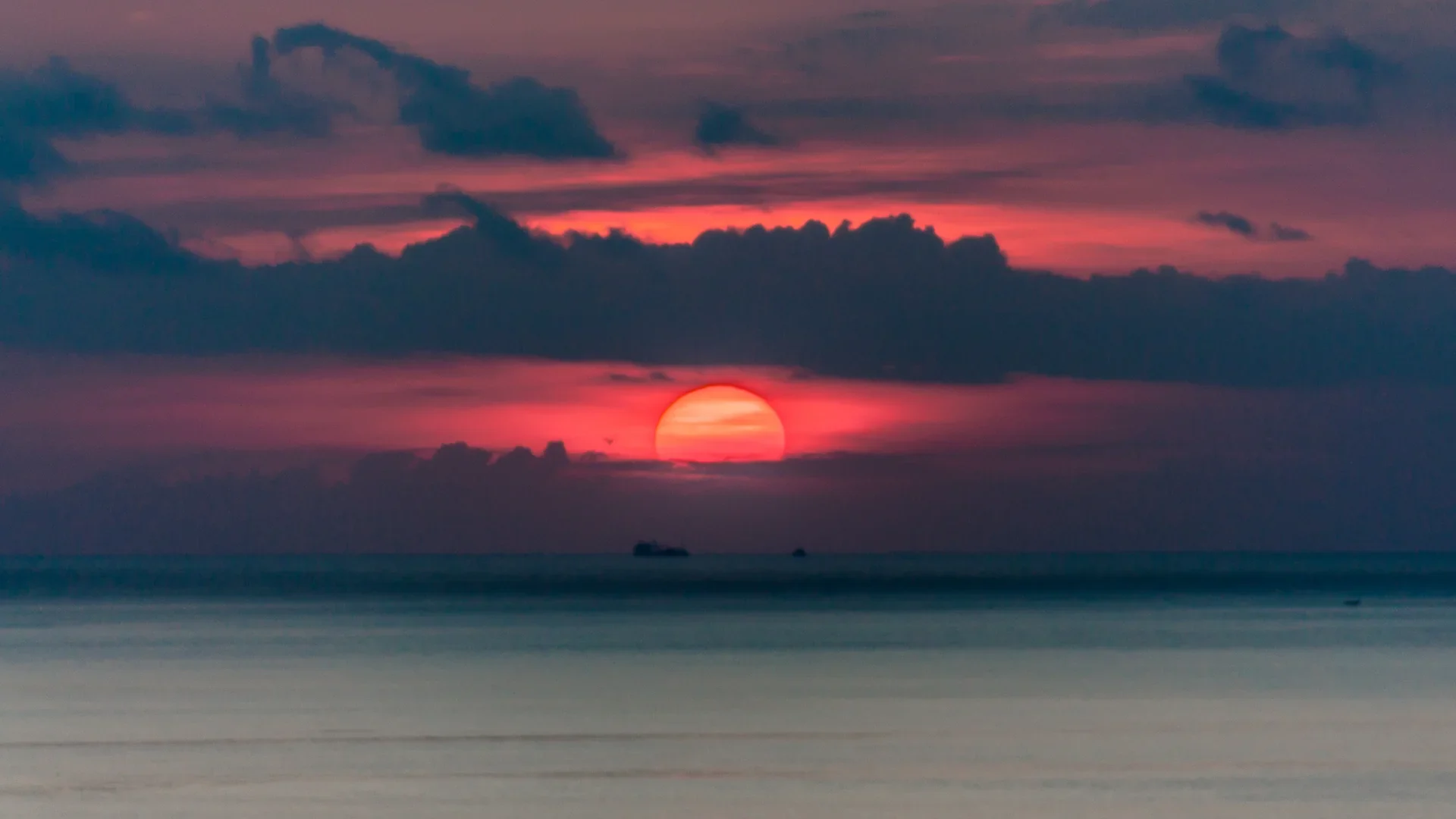 Matahari terbenam di atas laut lepas pantai Pecatu, Bali Selatan
