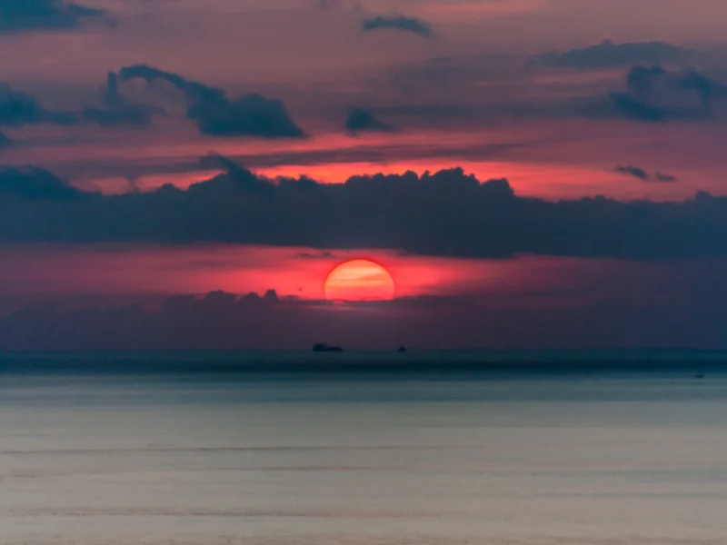 Matahari terbenam di atas laut lepas pantai Pecatu, Bali Selatan