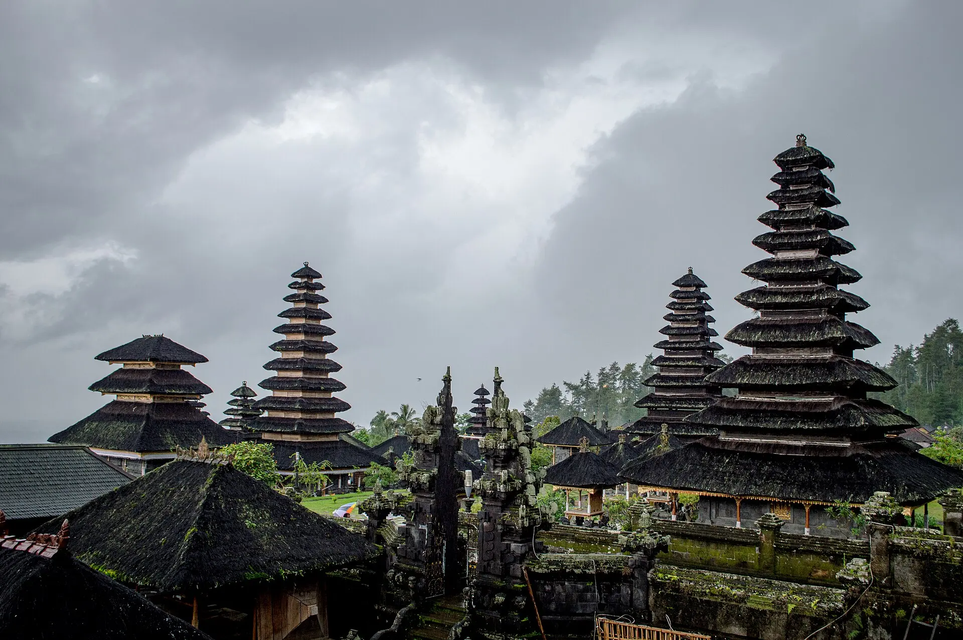 Deretan meru bertingkat di kompleks Pura Besakih, Karangasem, Bali