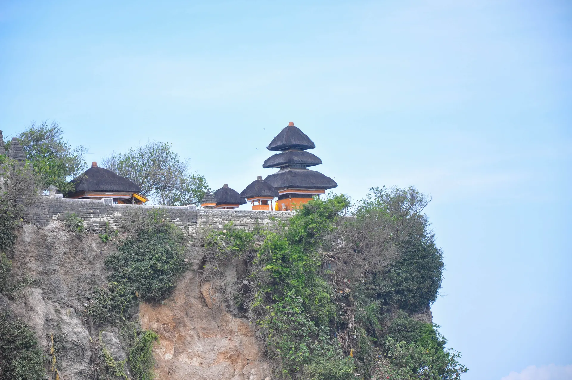 Pura Luhur Uluwatu di atas tebing menghadap Samudra Hindia, Bali