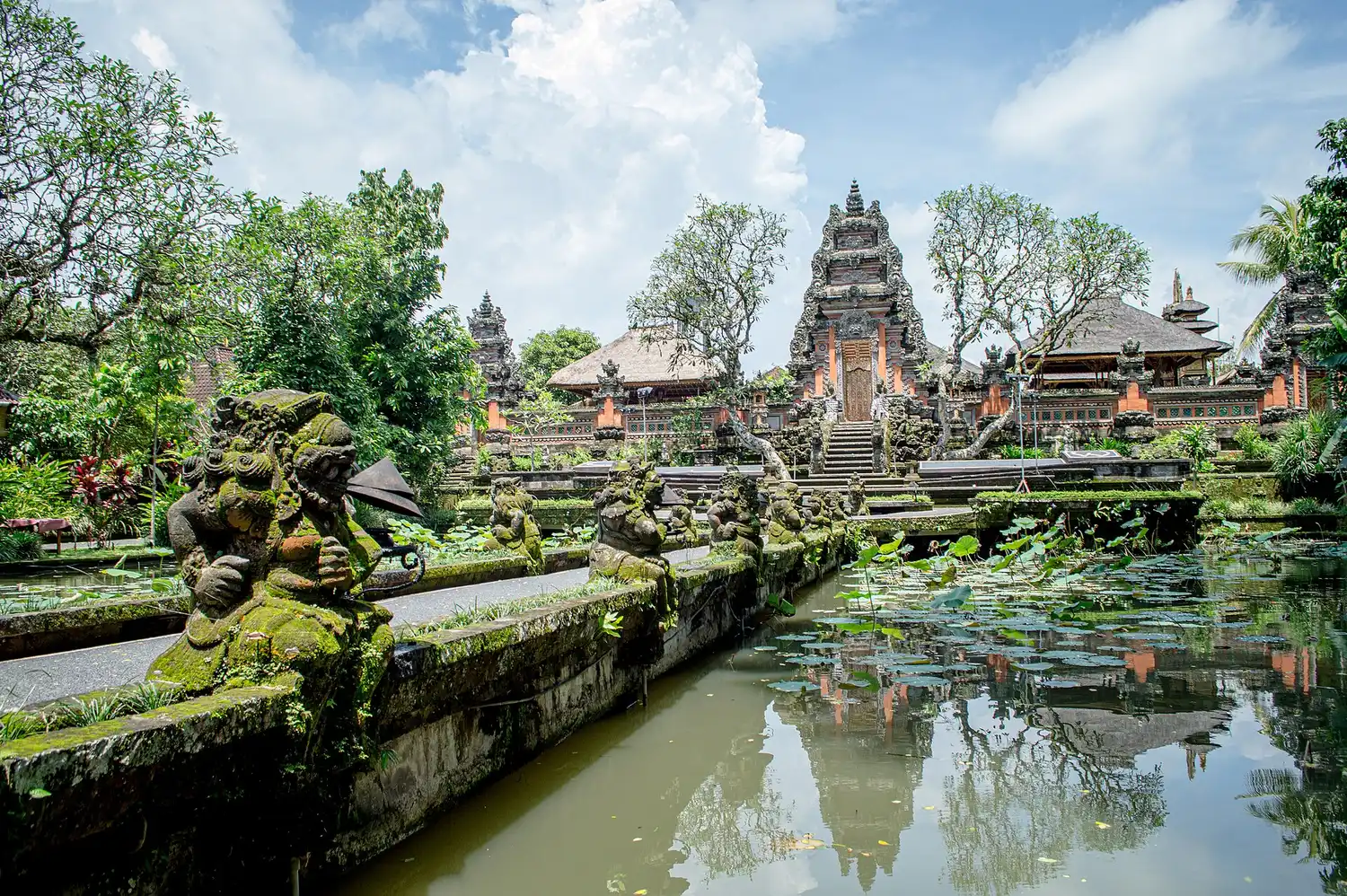 Kolam dan bangunan Pura Taman Saraswati di Ubud, Bali