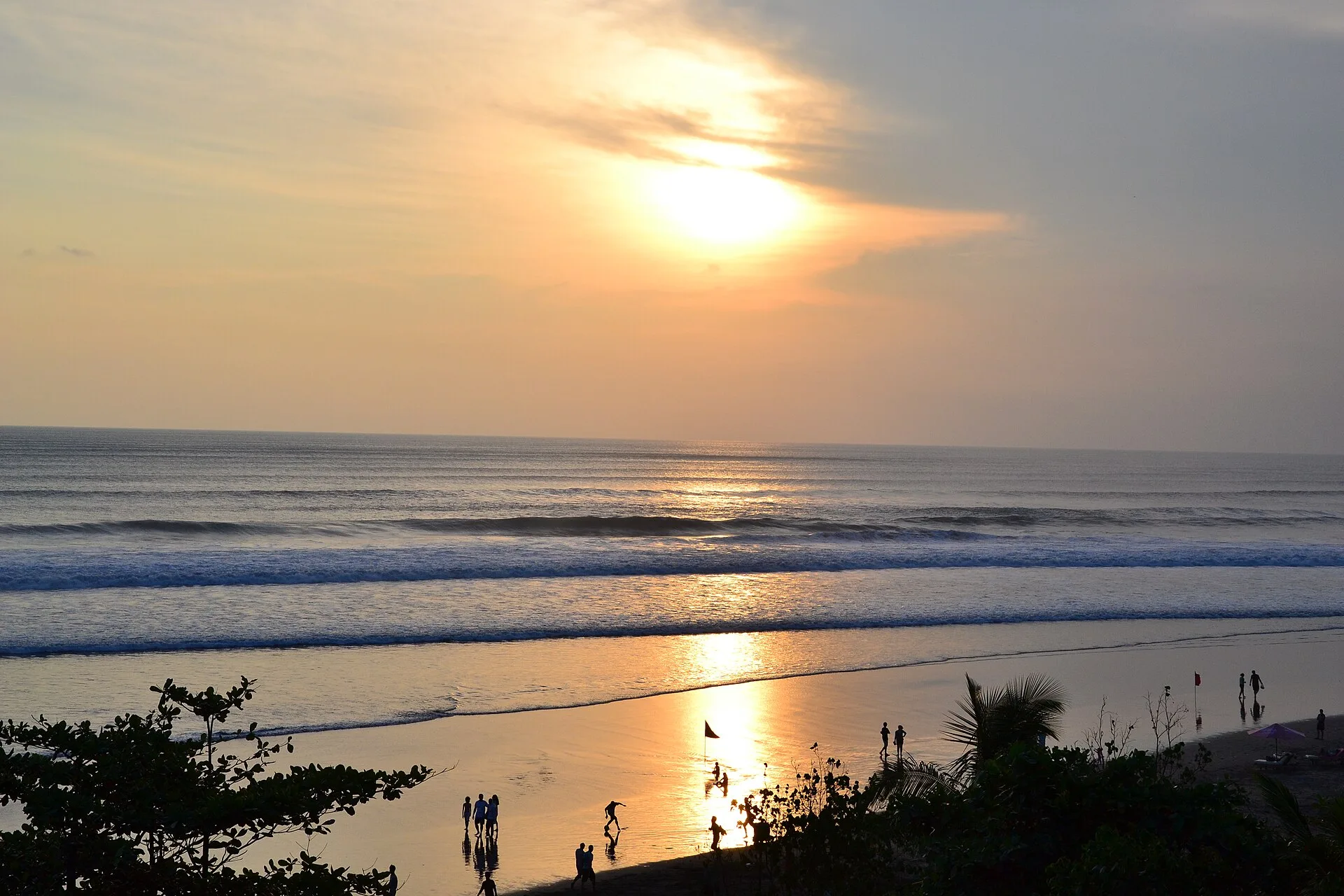 Matahari terbenam di sebuah pantai di Bali