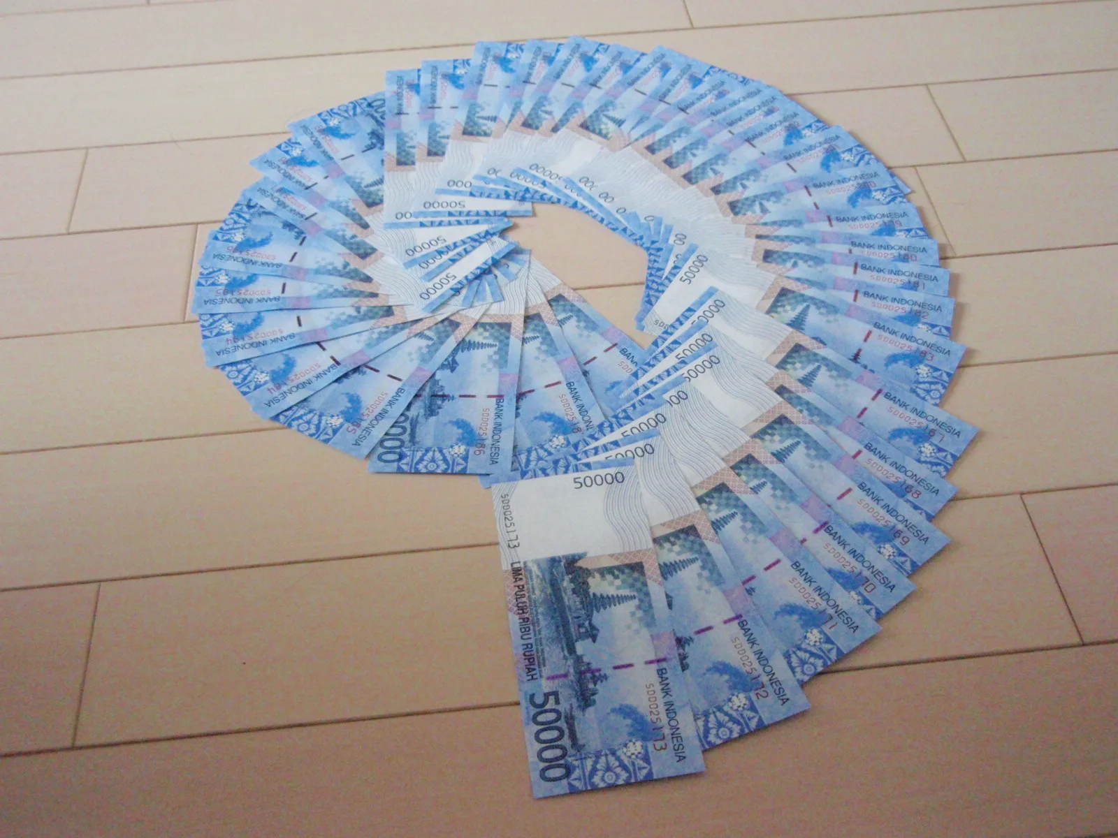 Lembaran uang kertas rupiah Indonesia