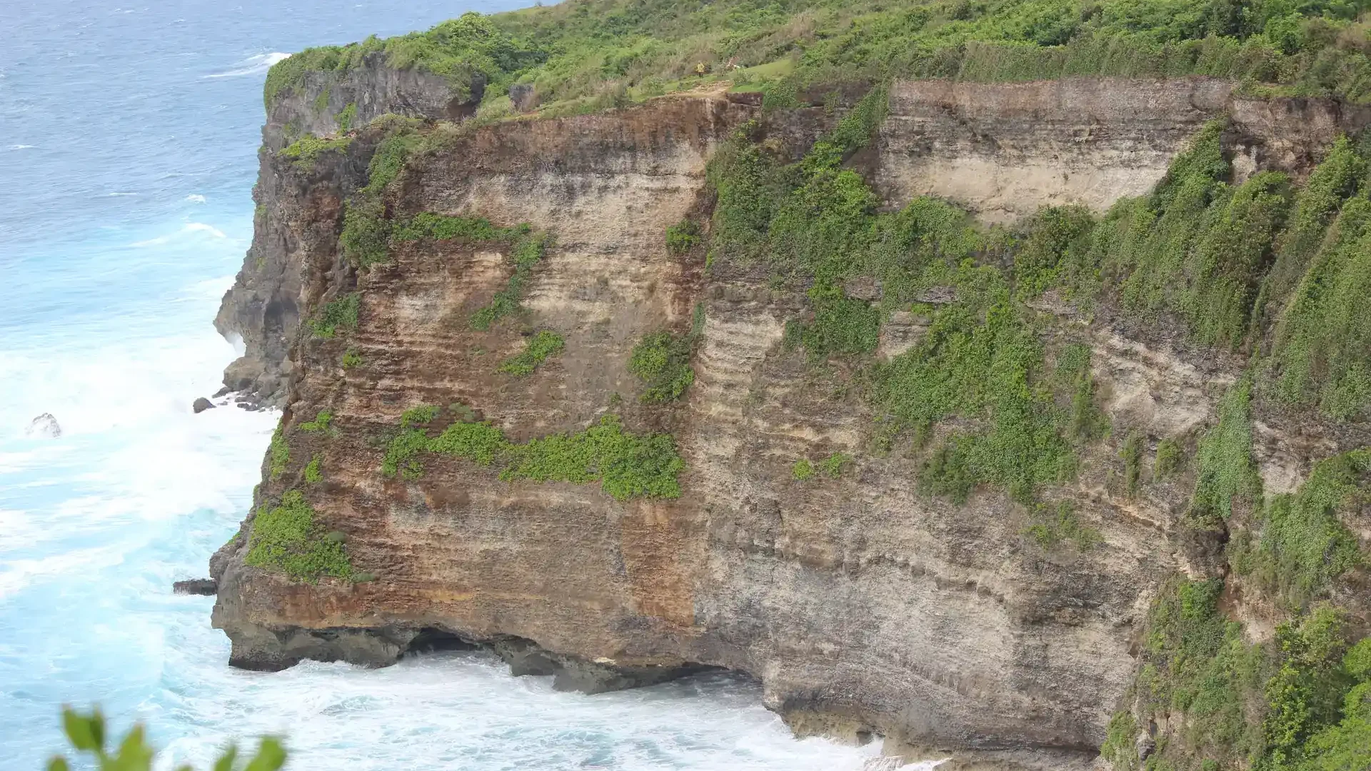 Tebing karang Uluwatu menghadap Samudra Hindia, Bali