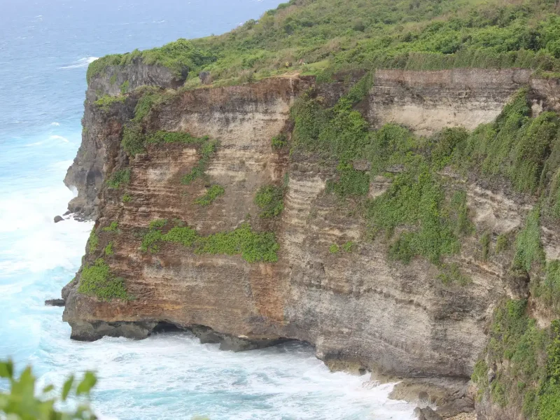 Tebing karang Uluwatu menghadap Samudra Hindia, Bali