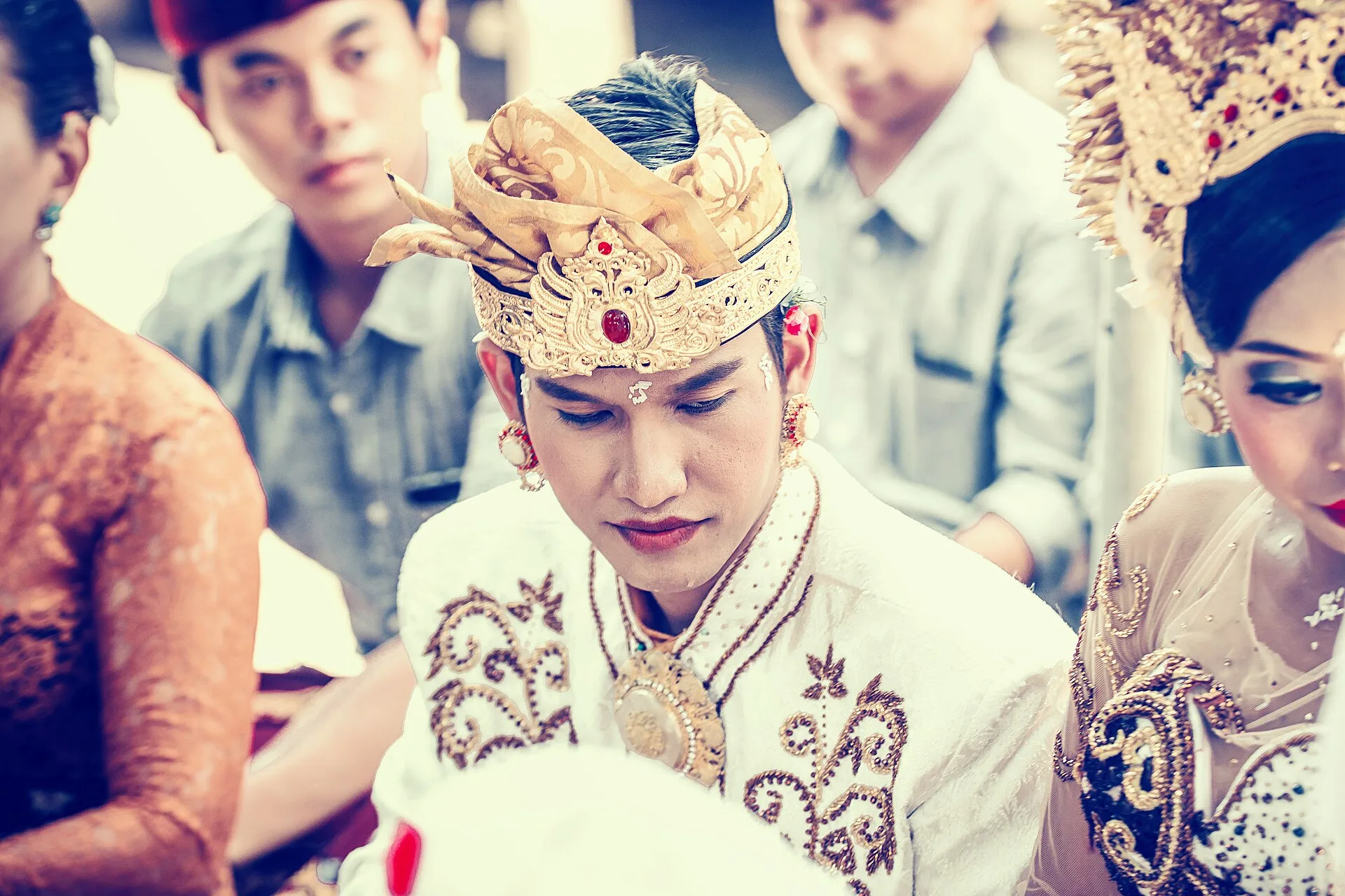 Pasangan pengantin mengenakan busana pernikahan adat Bali